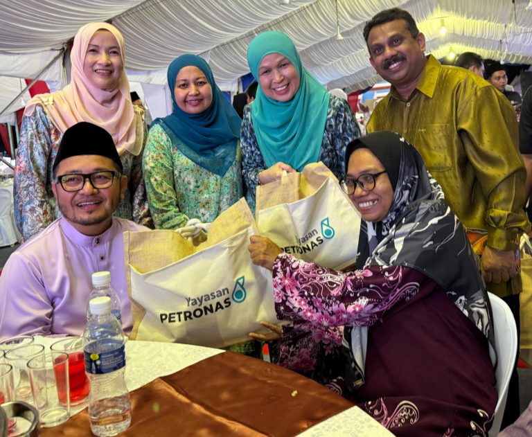Yayasan Petronas salur sumbangan kepada 300 golongan memerlukan
