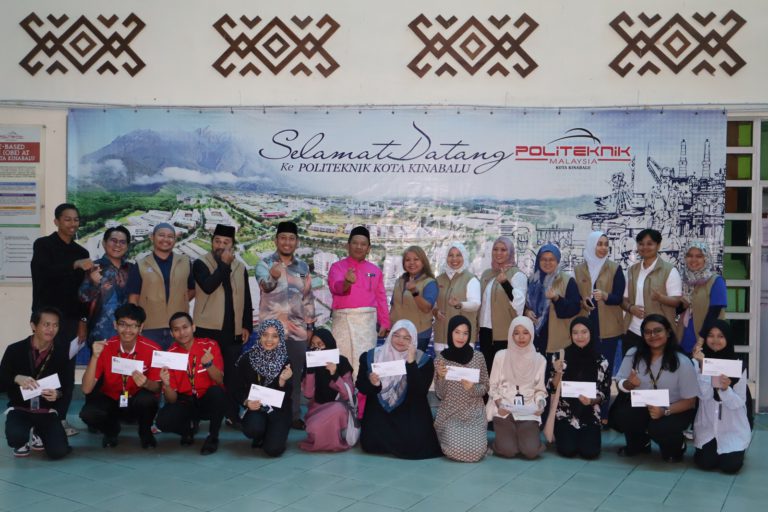 12 pelajar PKK terima sumbangan zakat wakalah