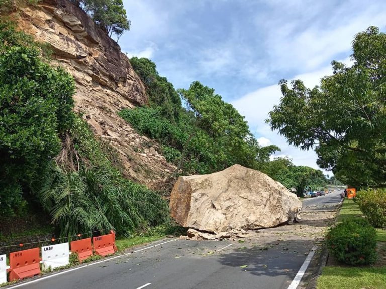 Batu besar tutupi laluan Jalan Buli Sim Sim, pengguna diminta guna laluan alternatif
