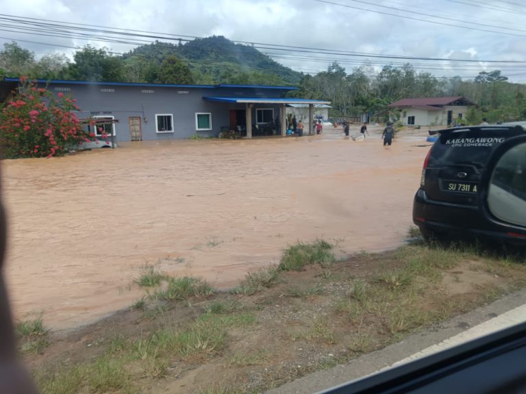 Bomba selamatkan 24 mangsa terperangkap banjir di Kg Indah Nabawan