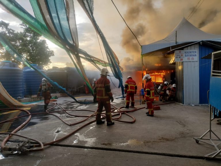 Dua bangunan pusat cucian kereta musnah dalam kebakaran di Inanam