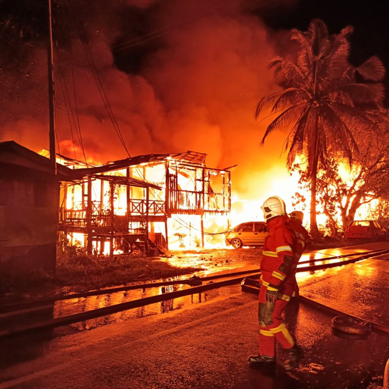 9 rumah, 5 kenderaan terbakar, seorang cedera dalam kebakaran di Tuaran