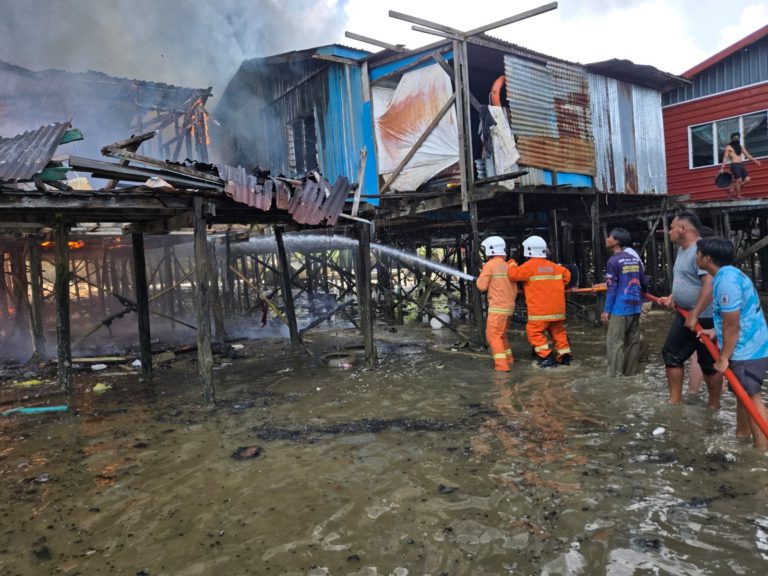 6 rumah, 3 bot terbakar di Pulau Bum-Bum