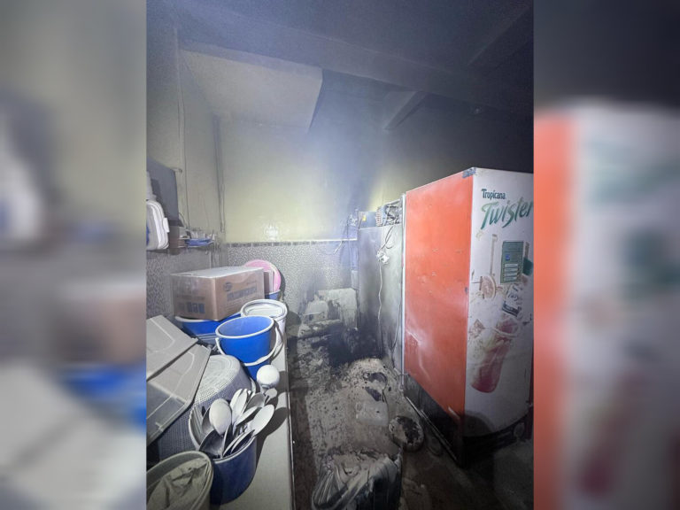 Stor penyimpanan sebuah restoran terbakar di Inanam