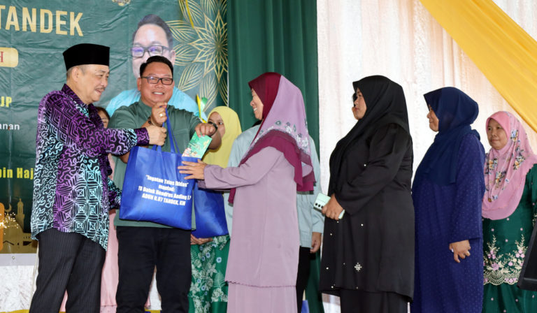 Golongan asnaf terima bakul makanan raya di Tandek