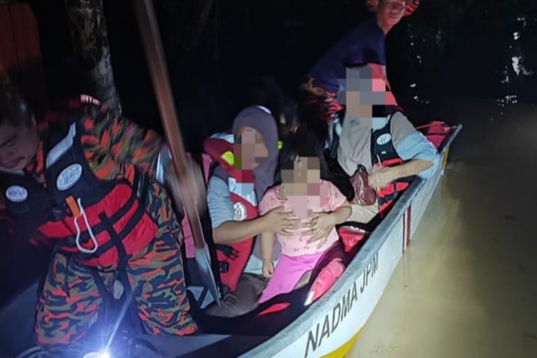 Bomba selamatkan 13 mangsa terperangkap banjir