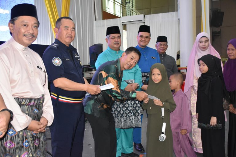 ESSCOM serah sumbangan kepada 50 penerima golongan memerlukan