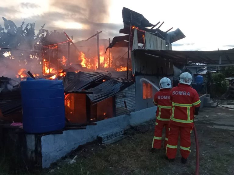 Dua kebakaran rumah berlaku pagi tadi di dua tempat berasingan