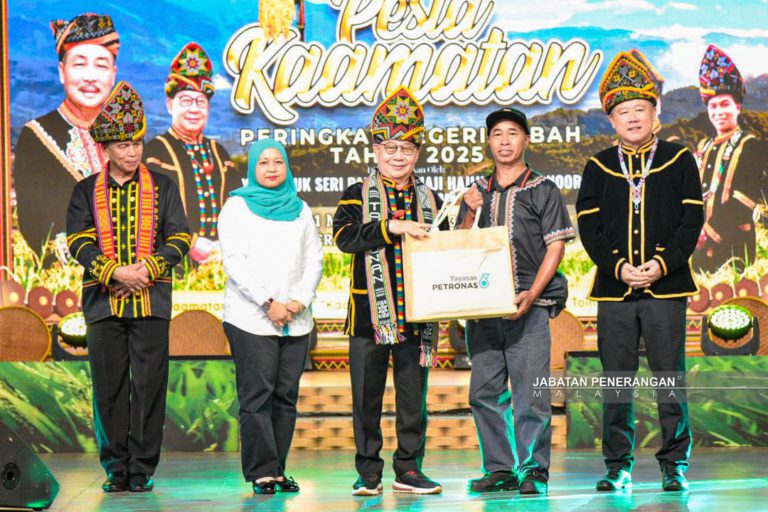 500 warga Sabah terima sumbangan Yayasan Petronas sempena Pesta Kaamatan