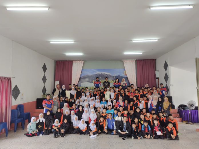 GAMBAR 4.0 Peserta Bengkel Simulasi Modul Pendidikan Gempa Bumi di SK Mesilou Ranau