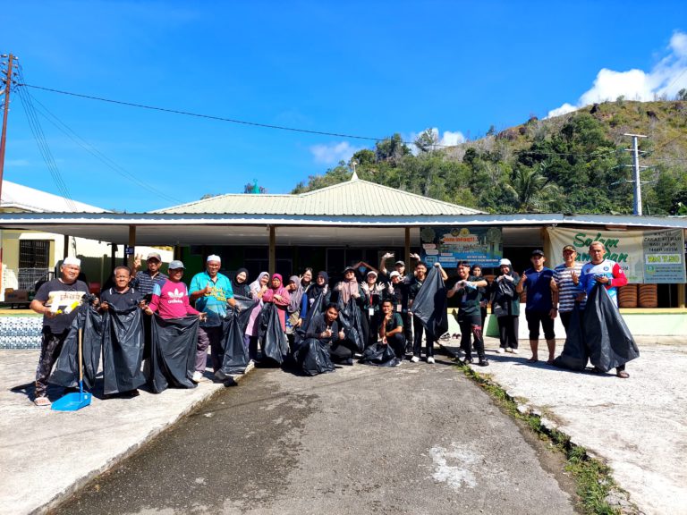 Program Kunjung Kasih 3.0 inisiatif KKTF UMS santuni penduduk Kampung Gentisan, Sepanggar