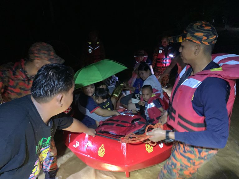 Bomba selamatkan 13 mangsa terperangkap banjir