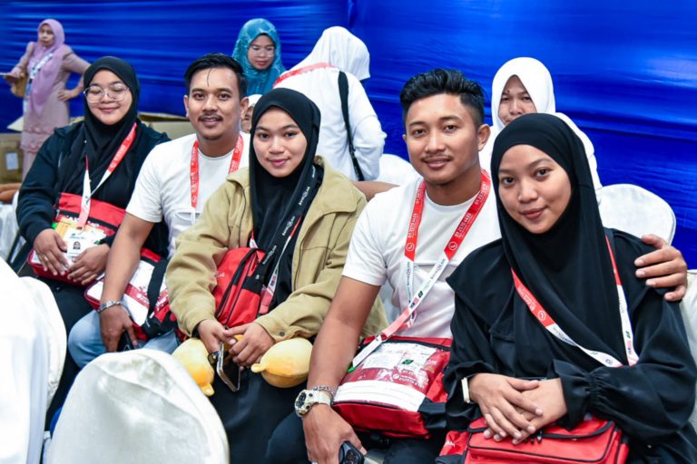 Kakak tangguh, tiga beradik teruskan impian arwah bapa