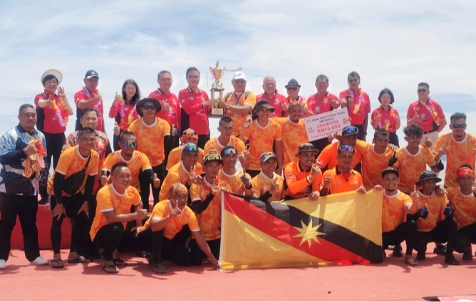 Pasukan N82 Bukit Sari Lawas menang piala TYT di Perlumbaan Perahu Naga FCAS Ke-10