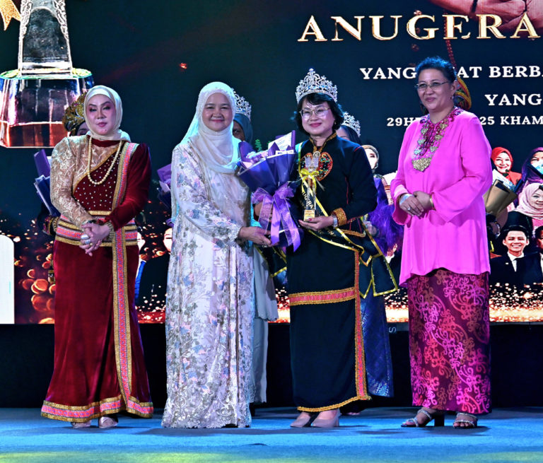 Isteri KM seri Majlis Anugerah Gemilang Madani 2025