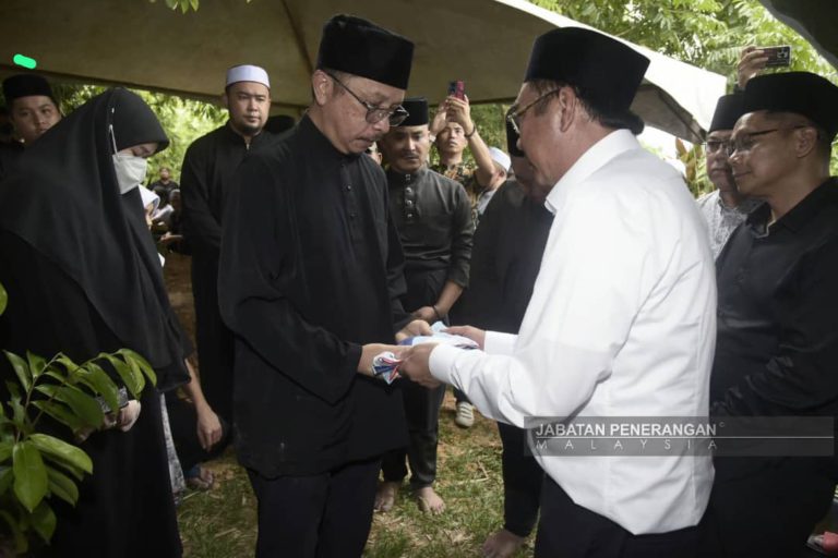 Jenazah Allahyarham Tun Ahmadshah selamat dikebumikan
