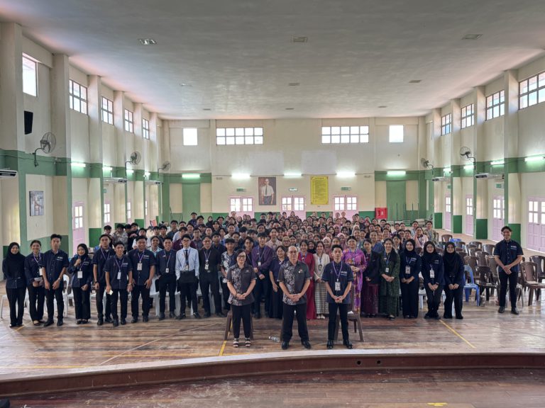 Siswa UMS bantu tingkat kemahiran insaniah pelajar SMK Tambunan