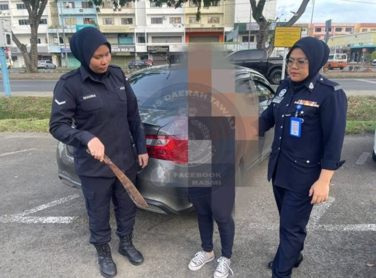 Wanita mengamuk bersenjata di tahan polis