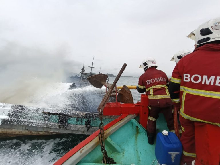 Kapal laut ikan musnah terbakar di hadapan pasar SAFMA
