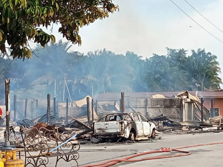 Tiga deretan kedai dua tingkat musnah dalam kebakaran di Bongawan