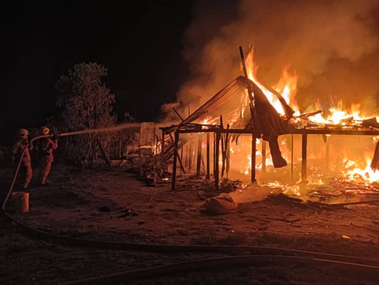 Warga emas melecur di tapak kaki dalam kebakaran dua rumah di Kg Dumpil