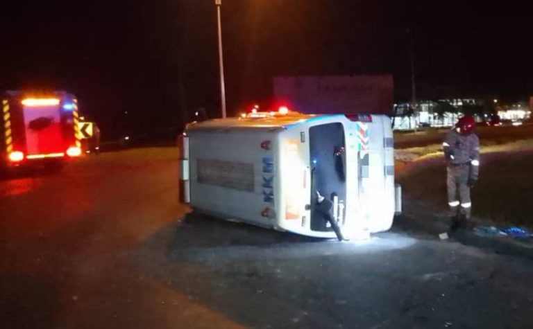 Doktor dan jururawat cedera ringan, ambulans terbabas di Sepanggar