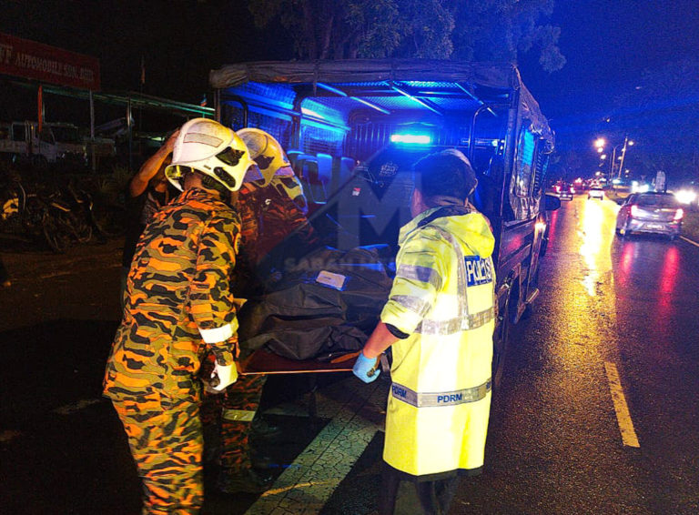 Penunggang motosikal maut tersepit bawah lori