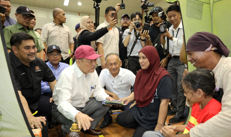 Kerajaan Negeri salur bantuan kepada mangsa kebakaran Kg Petagas dan Bukit Vor