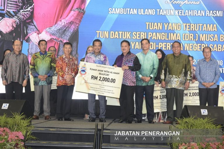 300 kanak-kanak istimewa dirai pada majlis jamuan teh