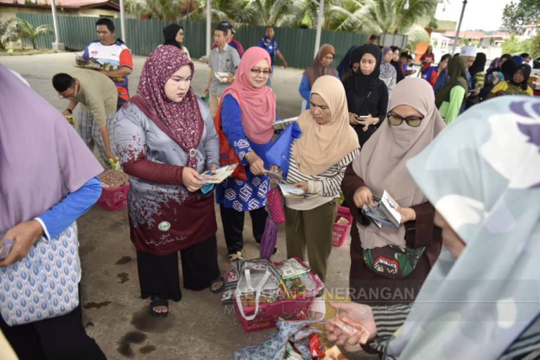 JAKIM santuni asnaf Taman Mawar menerusi program ziarah kasih