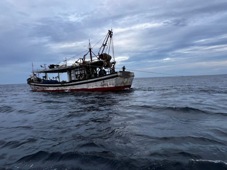 Maritim Malaysia tahan dua bot tunda, langgar syarat lesen