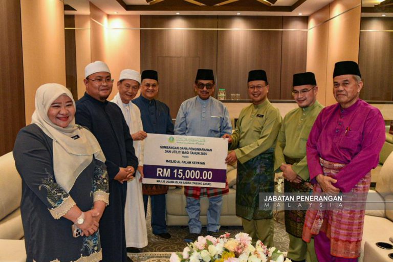 MUIS serah sumbangan kepada Masjid Al-Falah