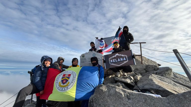 12 pelatih Kor-SUKSIS UMS tawan puncak Kinabalu dalam ekspedisi sahsiah dan kepimpinan