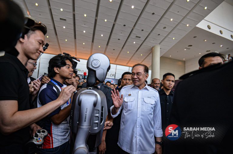 Anwar Rasmi Fakulti AI & Kejuruteraan MMU, Ingatkan AI Perlu Seiring Nilai dan Tata Kelola