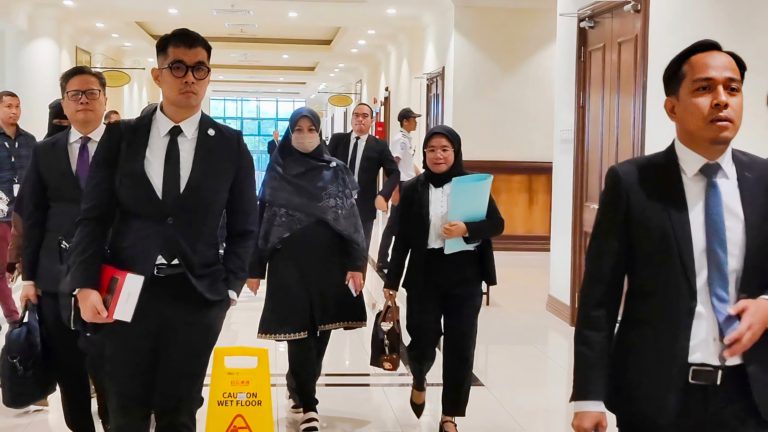Kemunculan ibu Zara di mahkamah curi tumpuan, tenang sepanjang prosiding