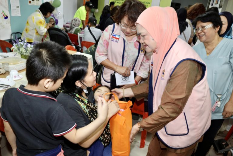 Isteri Ketua Menteri santuni pesakit Rumah Palliative Care Kota Kinabalu