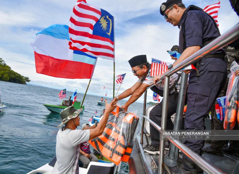 100 jaket keselamatan diagihkan kepada nelayan Pulau Banggi sempena KMJG 2025