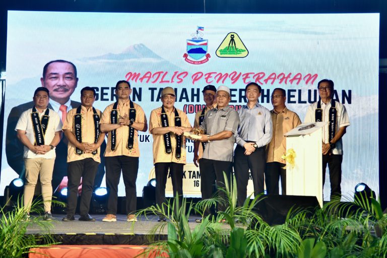 180 geran tanah adat diserah kepada penduduk di Beluran