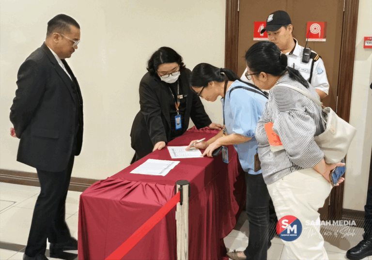 Petugas media mula berkumpul di Mahkamah Koroner KK