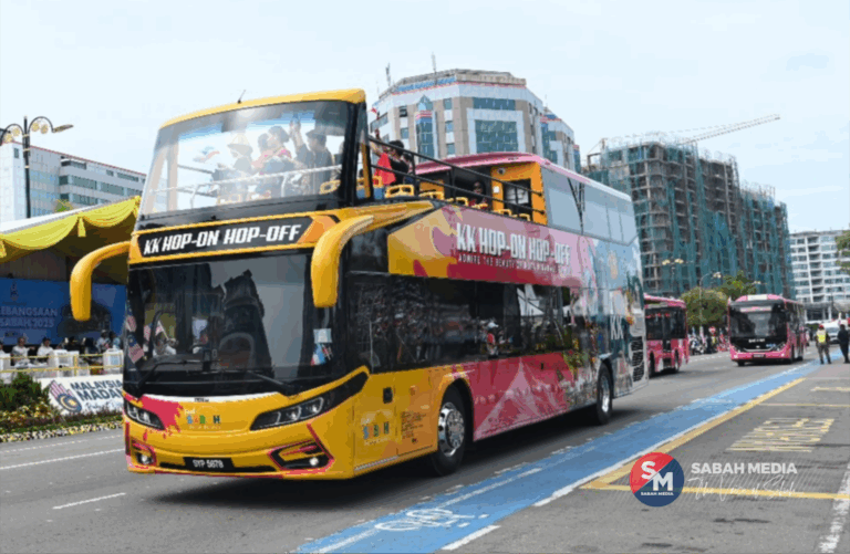 Bas ‘KK Hop-On Hop Off’, kenderaan pasukan keselamatan curi tumpuan pengunjung