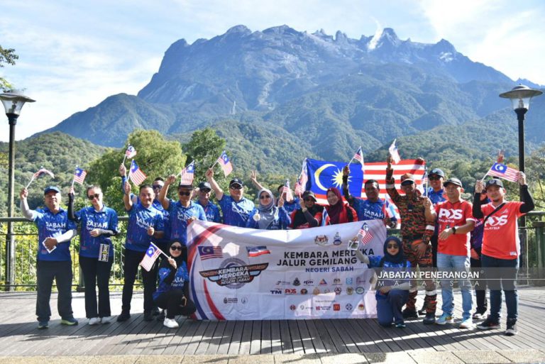 KMJG bawa Jalur Gemilang, bendera Sabah ke puncak Gunung Kinabalu