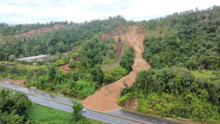 Laluan Pan Borneo Papar-KK ditutup akibat tanah runtuh