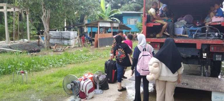 Bomba selamatkan 21 mangsa banjir di Kampung Kukup dan Kangsa