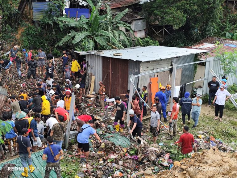 11 mangsa terlibat dalam kejadian tanah runtuh di Kg Cenderakasih