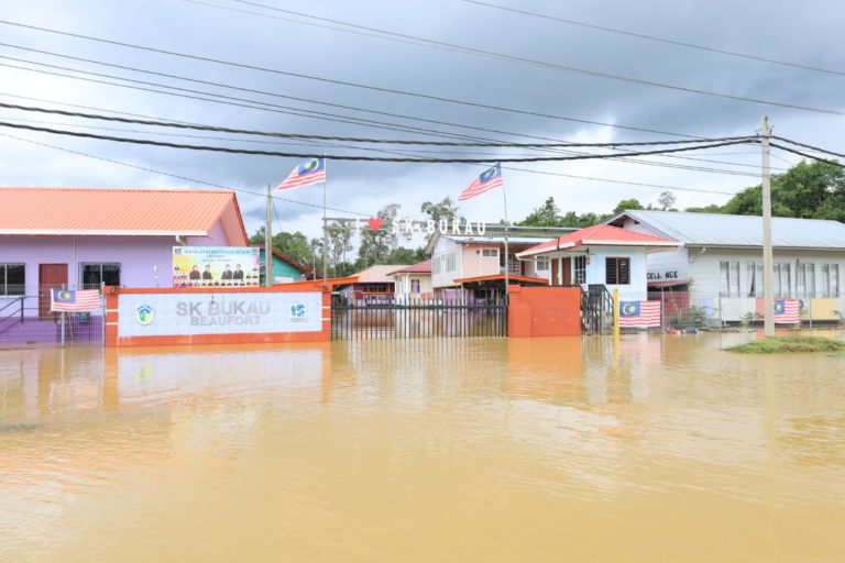 Lapan daerah terjejas banjir, tanah runtuh