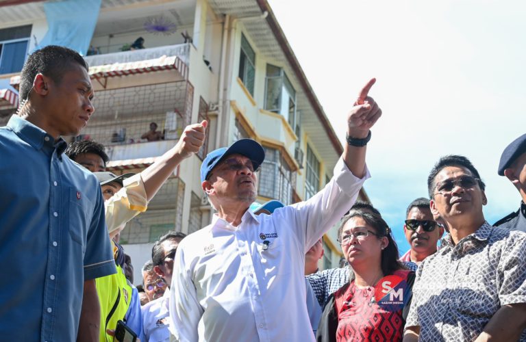 PM Anwar tinjau lokasi tanah runtuh di Taman Country Heights, Penampang