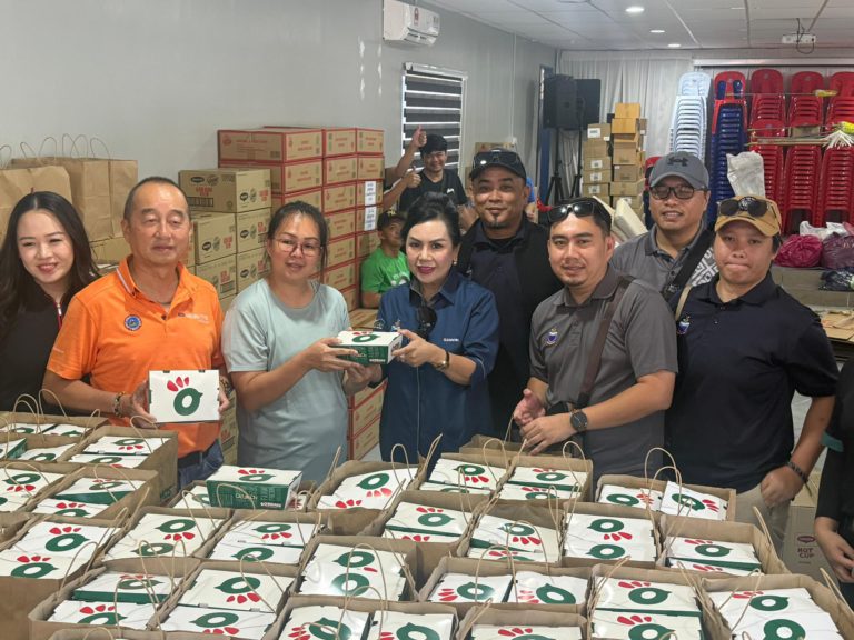 800 bungkusan makanan disumbangkan kepada mangsa banjir, petugas di Penampang
