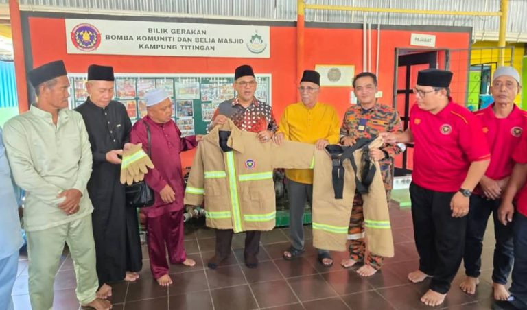 Bomba komuniti Kampung Titingan terima sumbangan PPE kalis api