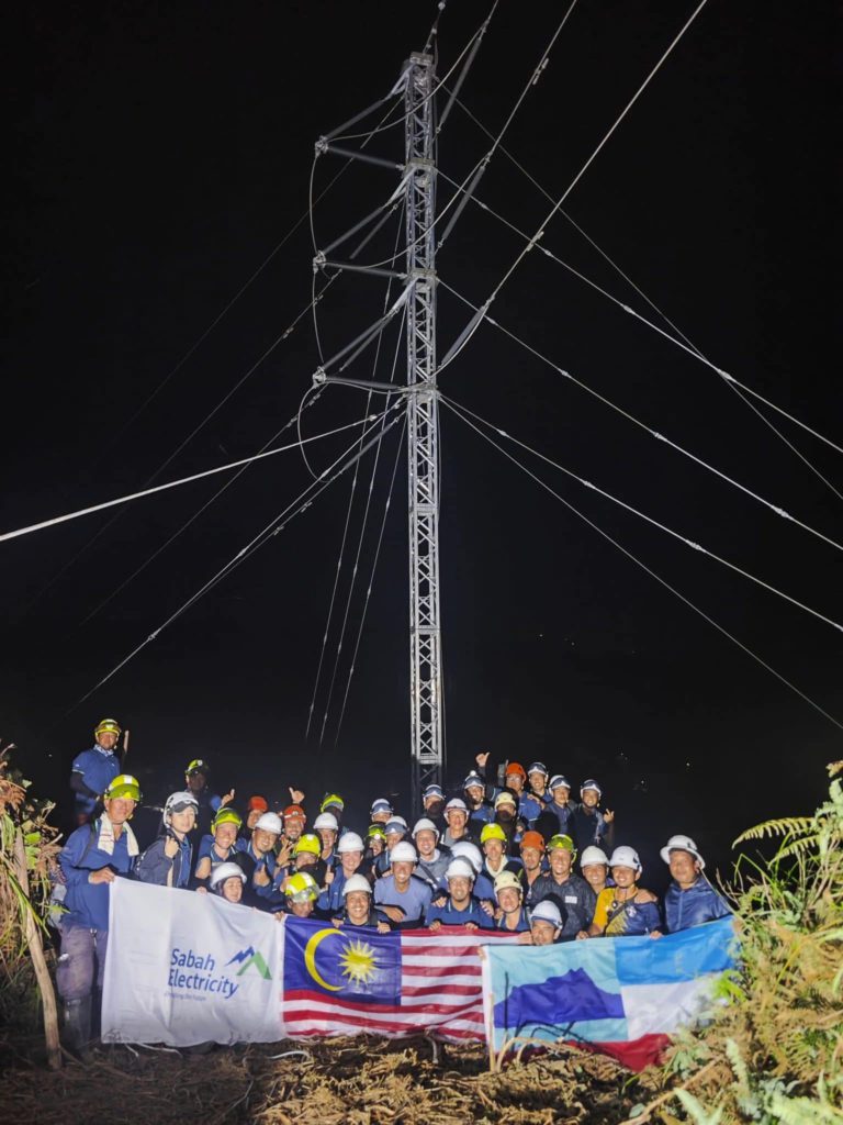 Hajiji Rakam Penghargaan Kepada Petugas Sabah Electricity Selepas Talian 275kV Kolopis-Segaliud Berjaya Disambungkan