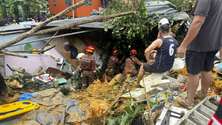 Dua maut termasuk seorang kanak-kanak tertimbus tanah runtuh di Kg Mook